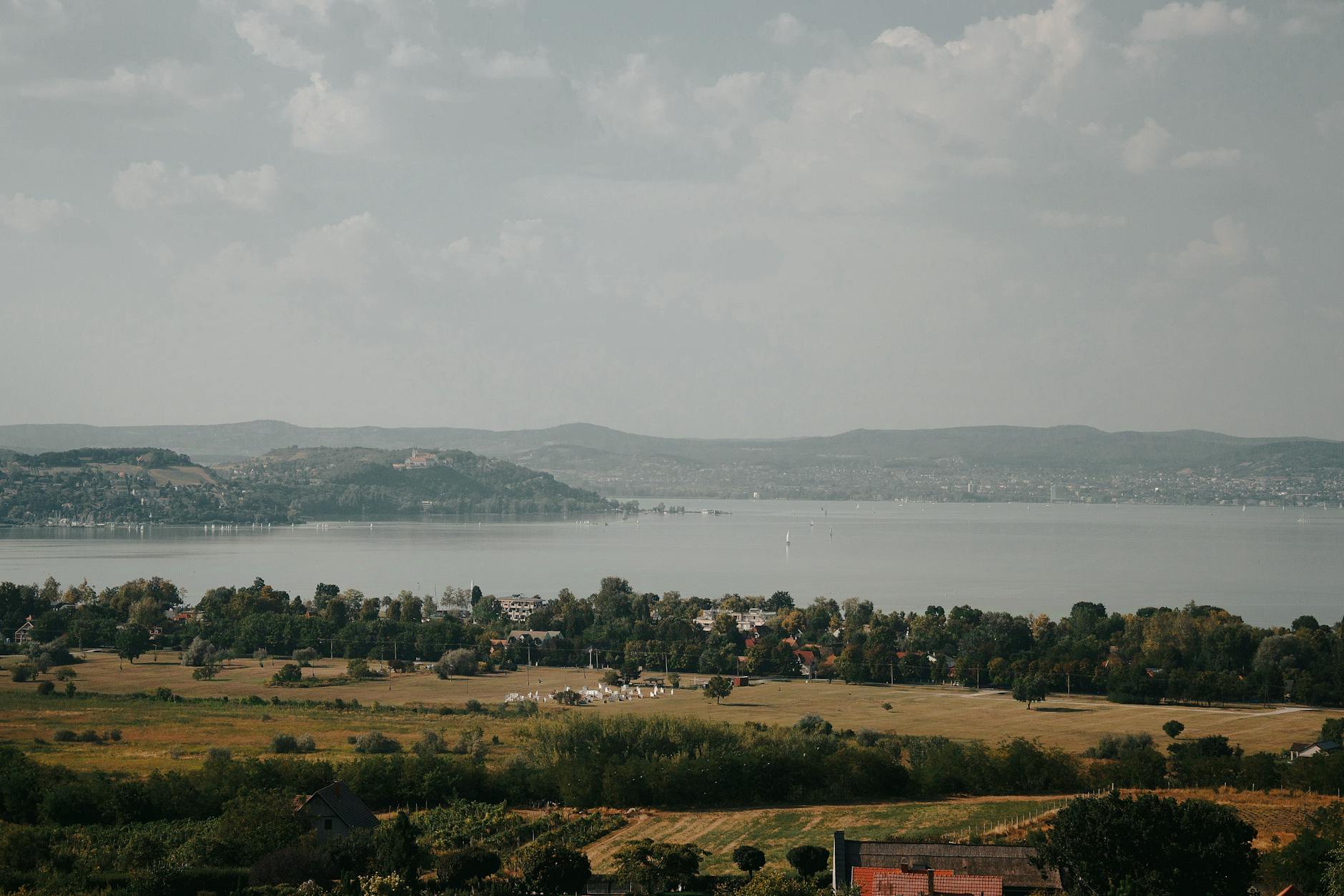 Jezioro Balaton otoczone wzgórzami w słoneczny dzień
