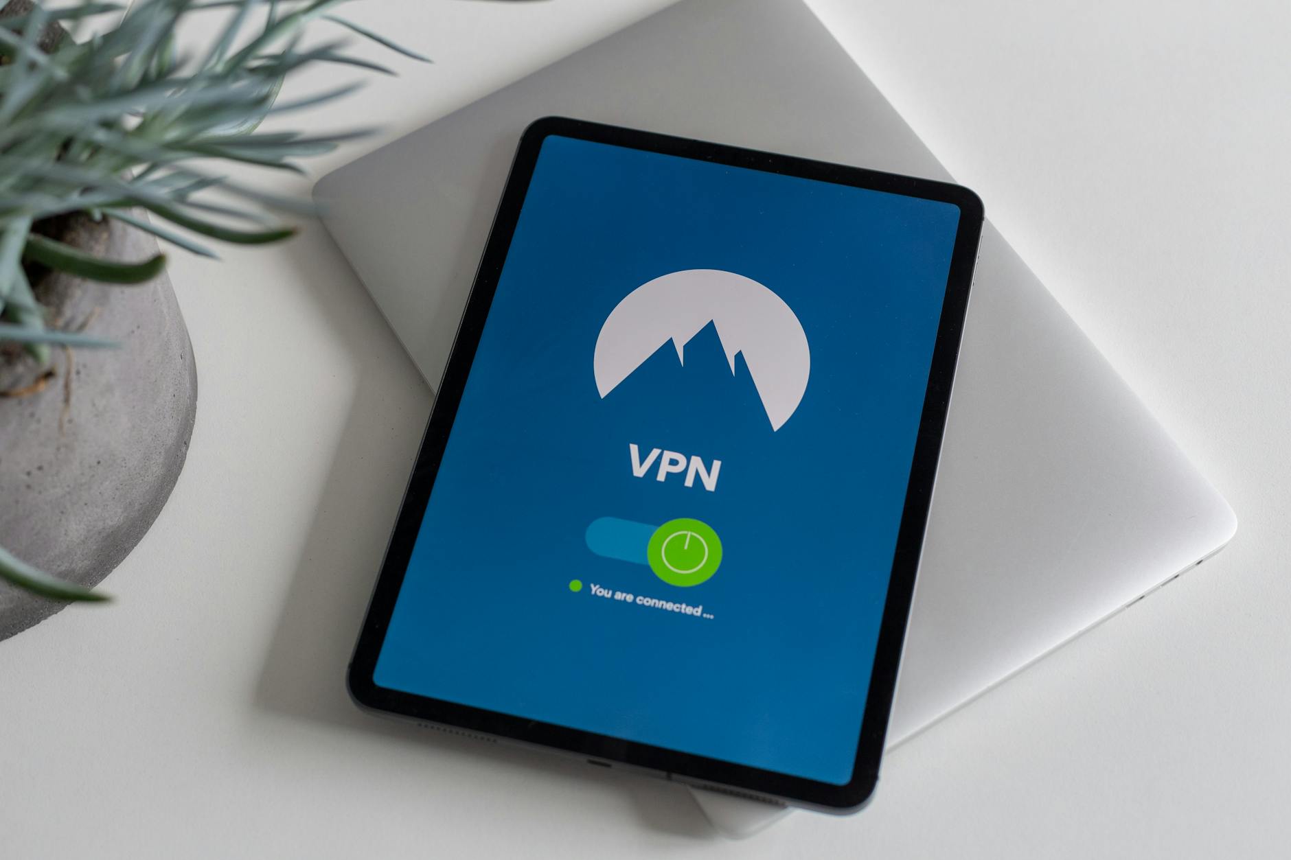 Tablet z włączoną aplikacją VPN jako symbol zaawansowanego szyfrowania