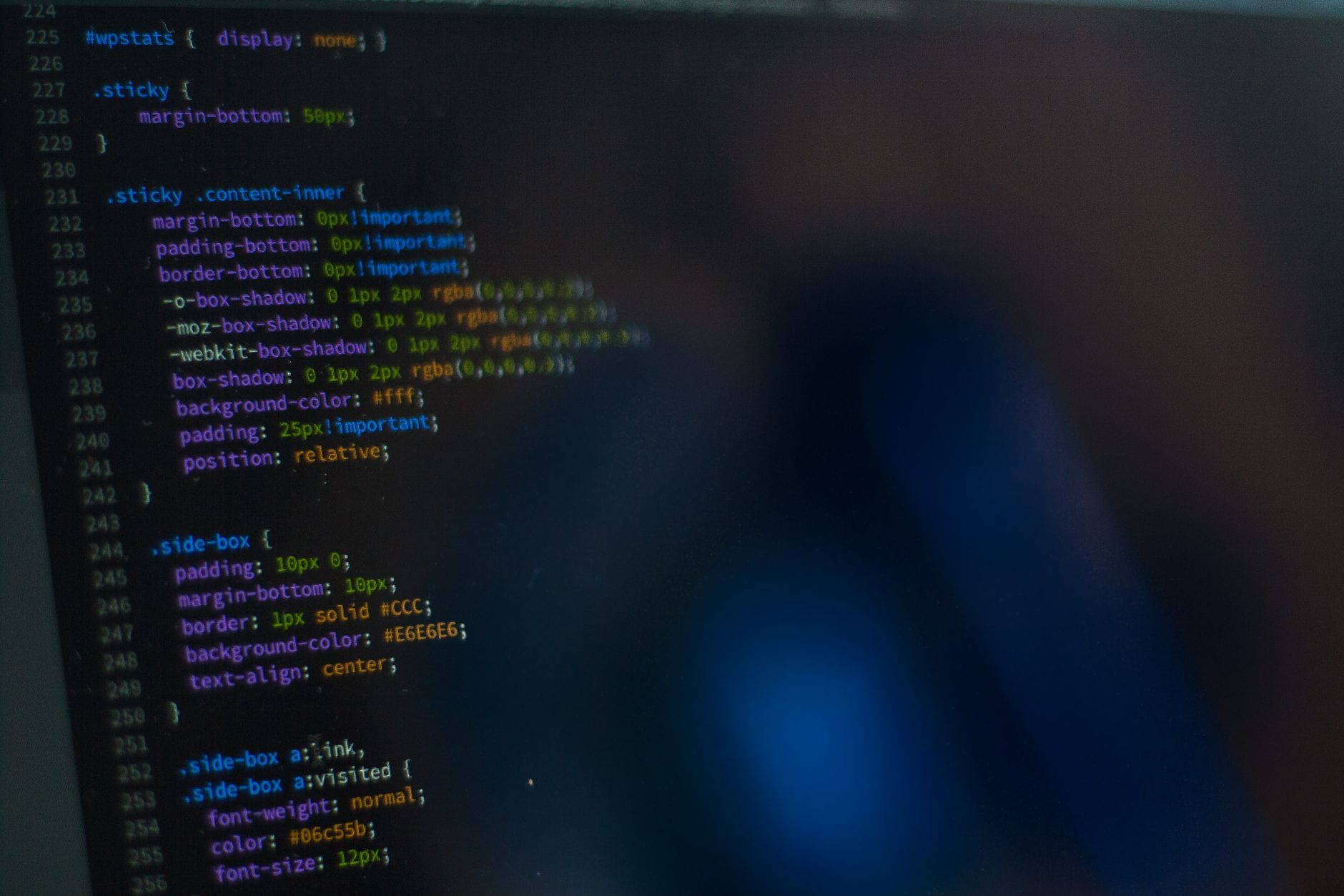 Fragment kodu CSS na monitorze komputera podczas pracy nad front-endem