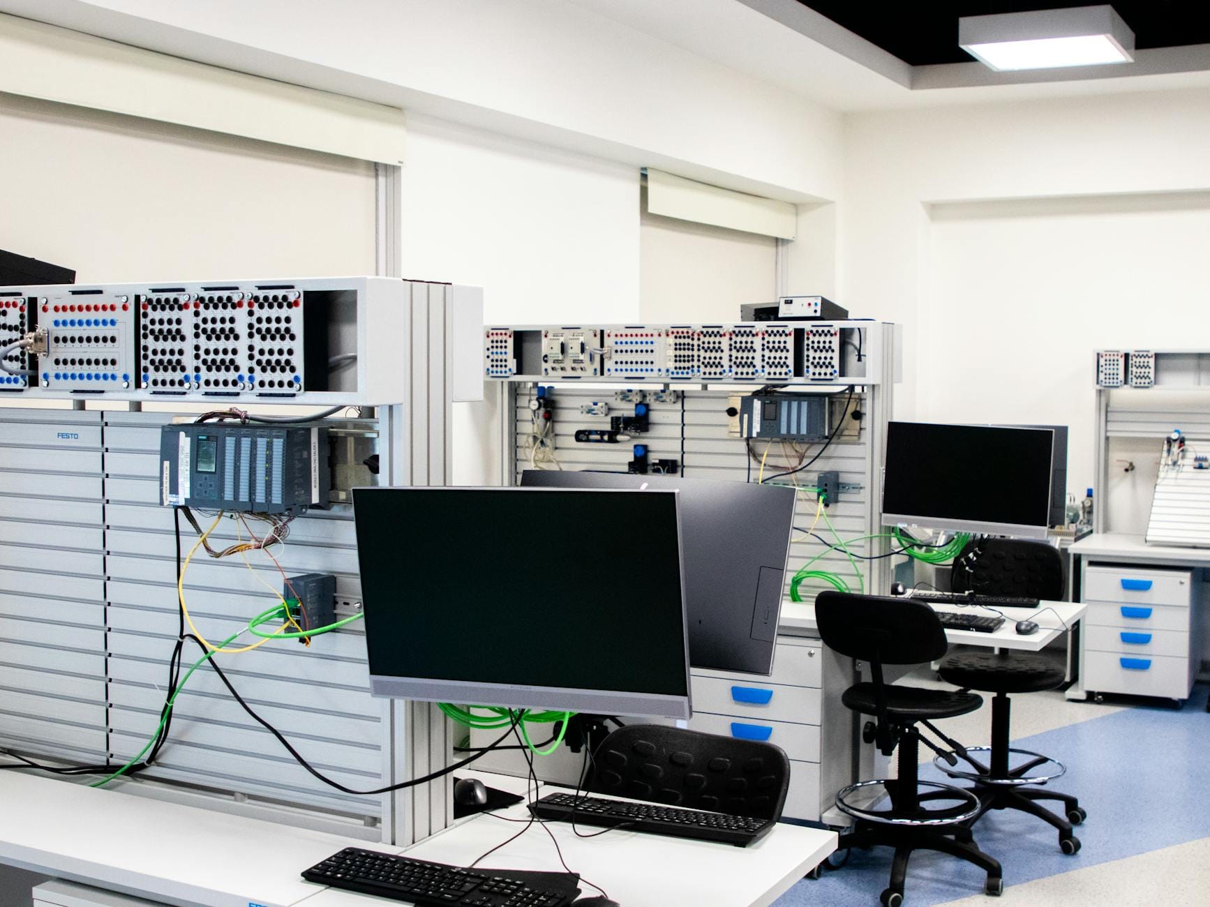 Nowoczesne laboratorium komputerowe z zaawansowanym sprzętem sieciowym