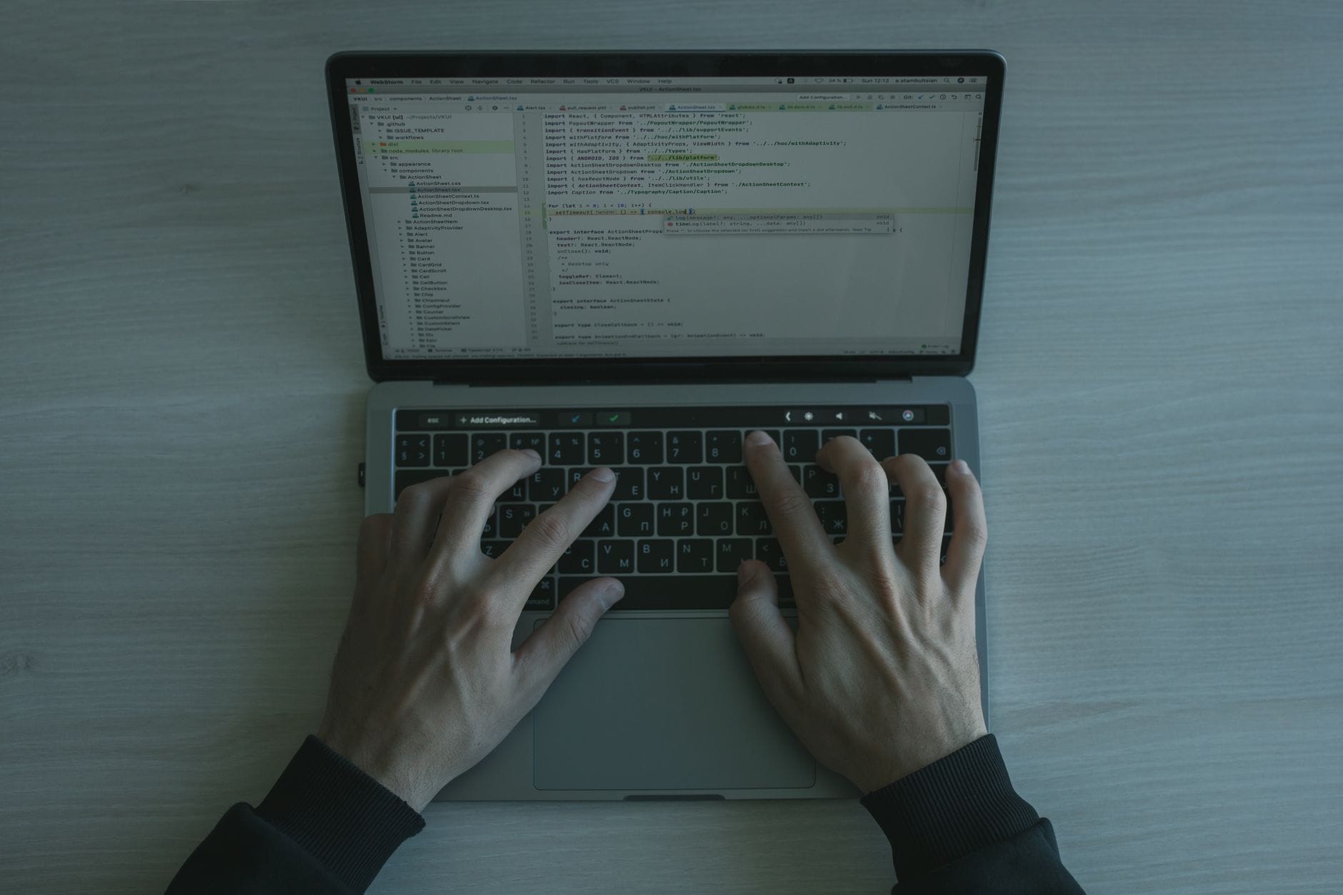 Programista piszący kod na laptopie podczas pracy nad oprogramowaniem