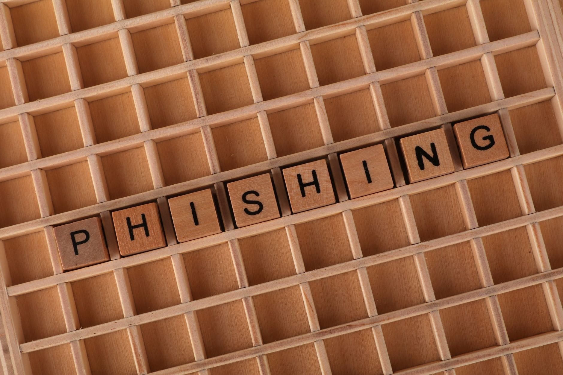 Drewniane płytki Scrabble układające się w słowo phishing