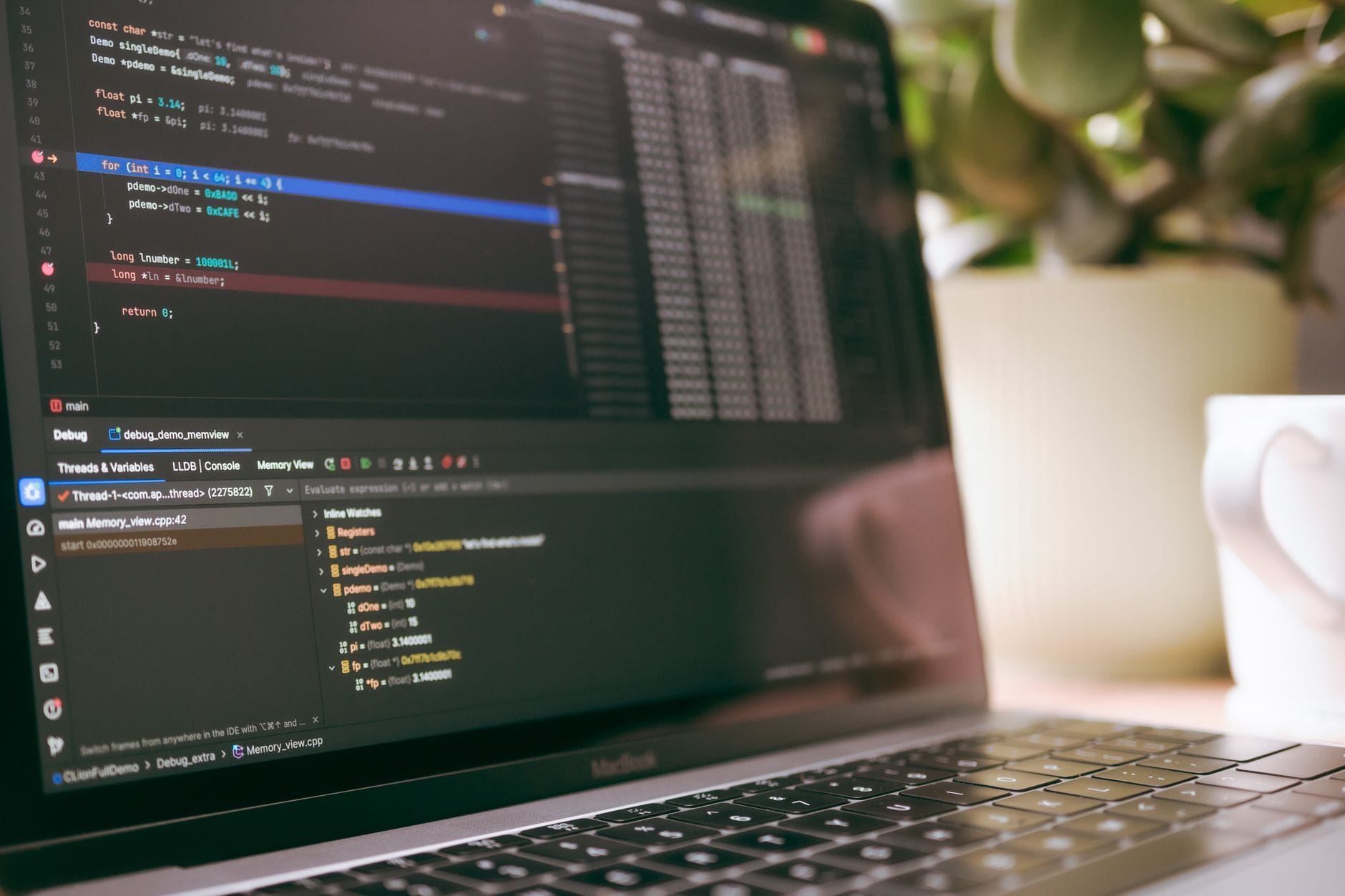 Ekran laptopa z kodem i narzędziami do debugowania programu
