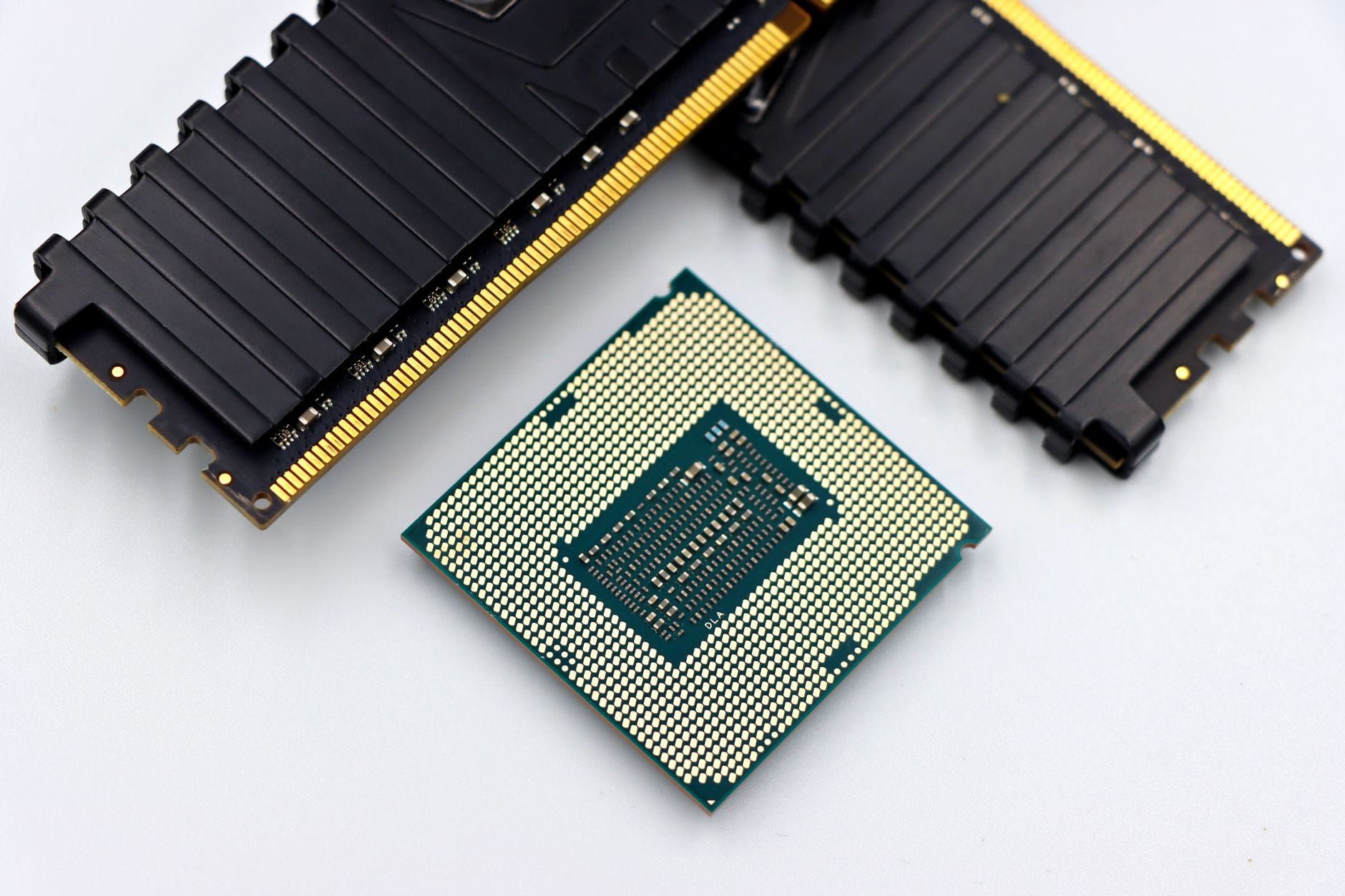 Procesor CPU i kości RAM na białym tle jako podzespoły komputera