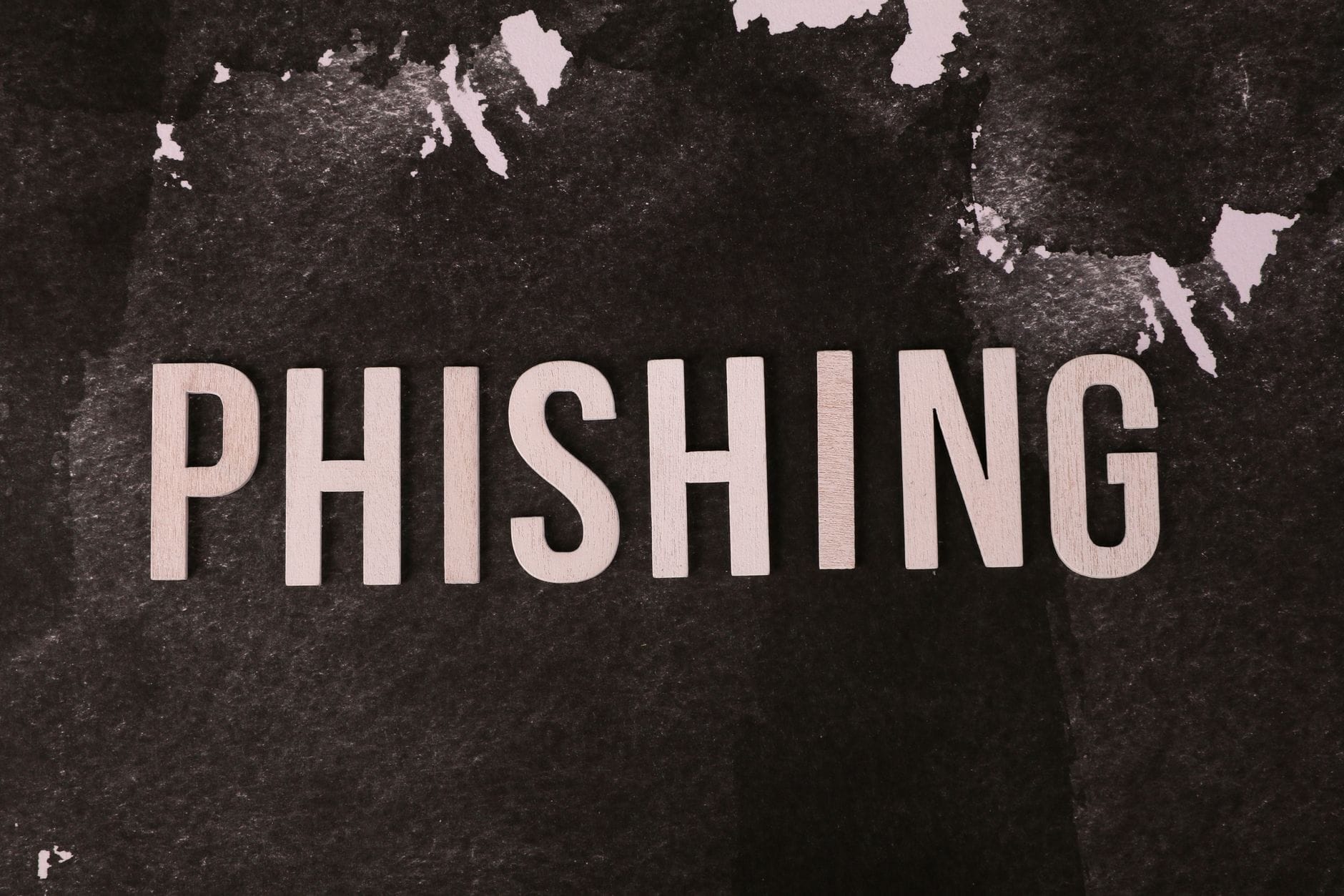 Tekst phishing na ciemnym, teksturowanym tle jako abstrakcyjna grafika