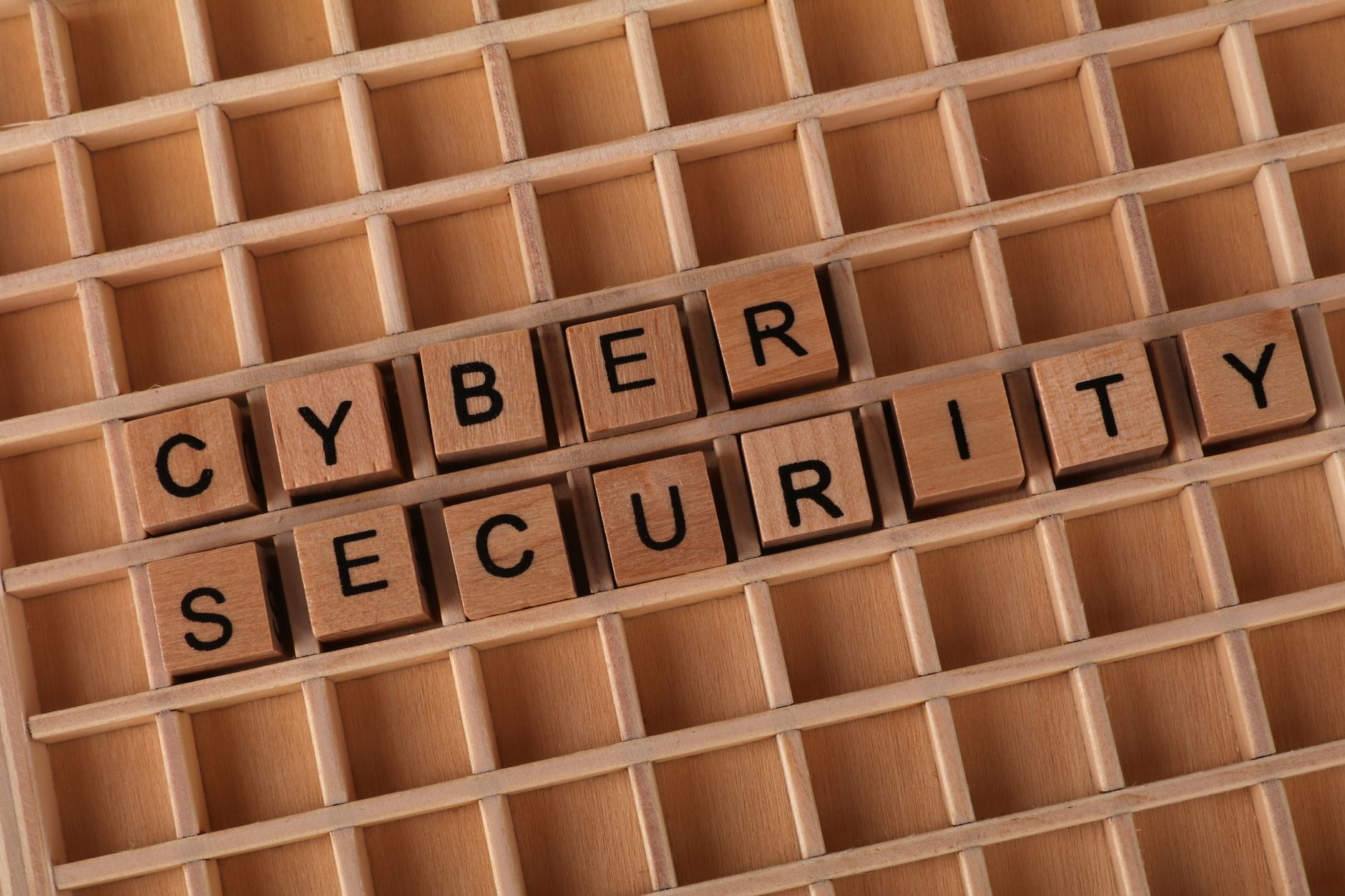 Drewniane klocki z napisem Cyber Security na drewnianym tle