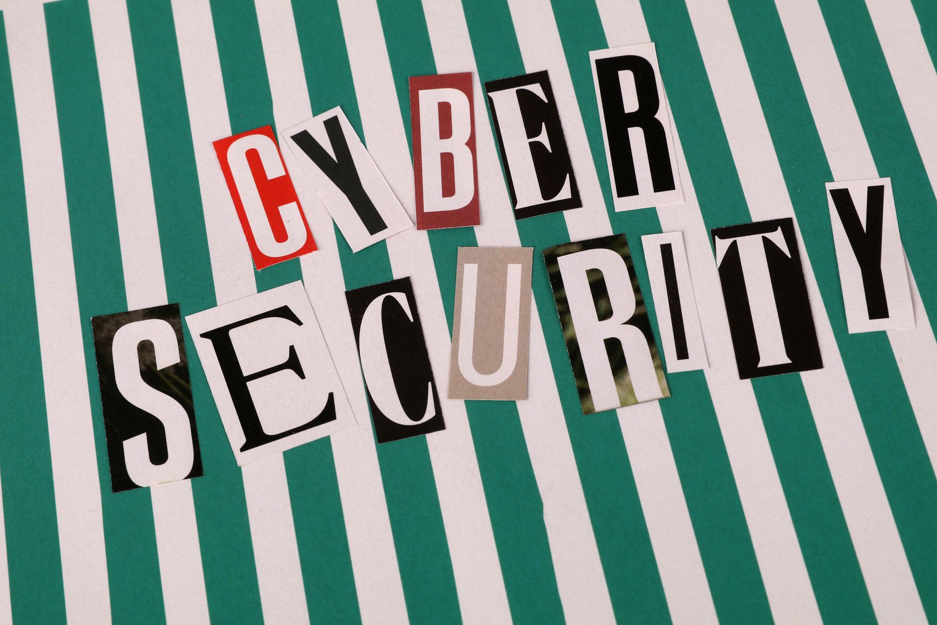 Kolaż tekstów o cyberbezpieczeństwie na paskowanym tle