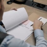 Specjalista przy biurku analizuje umowę dotyczącą oprogramowania