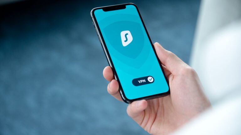 Dłoń trzyma smartfon z ekranem aplikacji VPN