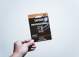 Jak zaszyfrować pendrive i zabezpieczyć dane w razie zgubienia Dłoń trzymająca