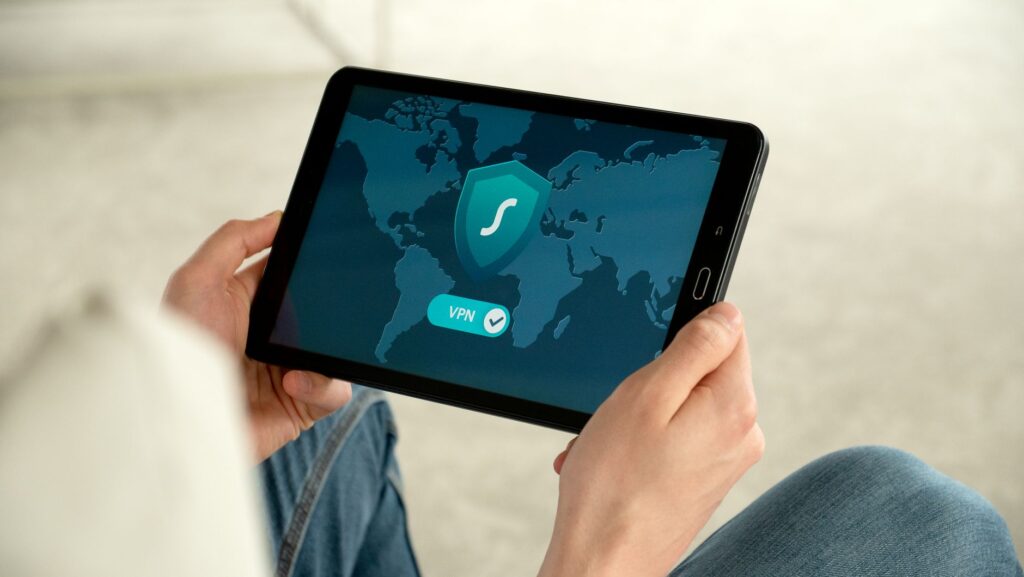 Osoba trzymająca tablet z ekranem połączenia VPN