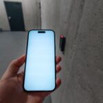 Smartfon otwierający zabezpieczone drzwi przez NFC na klatce schodowej